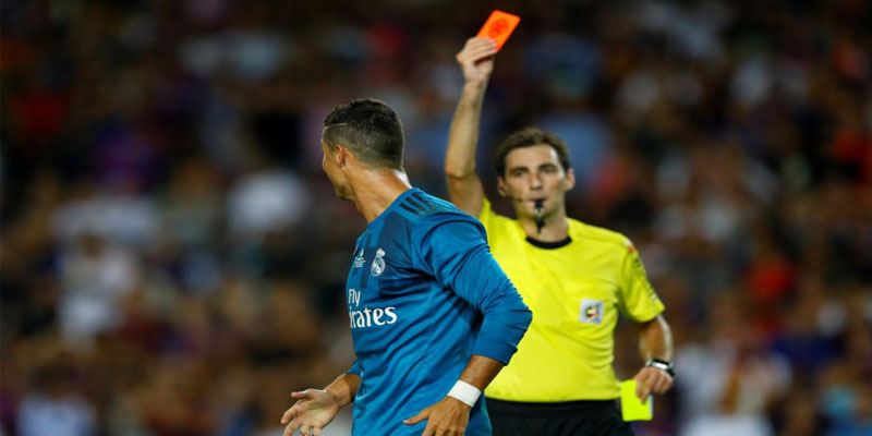 Luật FIFA quy định lỗi phải nhận Yellow Card